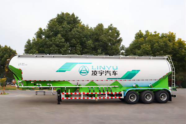 粉粒物料運(yùn)輸車的特點(diǎn)詳解！