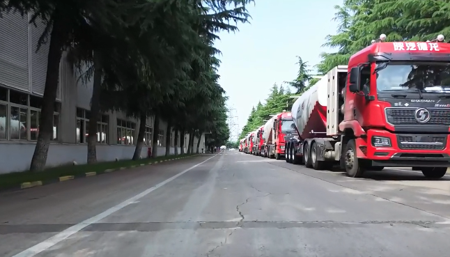 大單!100臺#粉罐半掛車 陸續(xù)發(fā)車，震撼#航拍