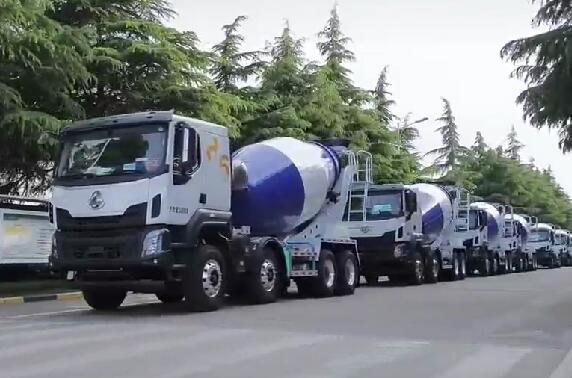 市場如此火爆，一批批新車交付用戶。場面壯觀！